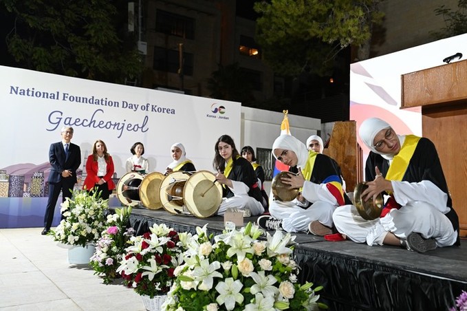 요르단 세종학당 학생들의 사물놀이 공...