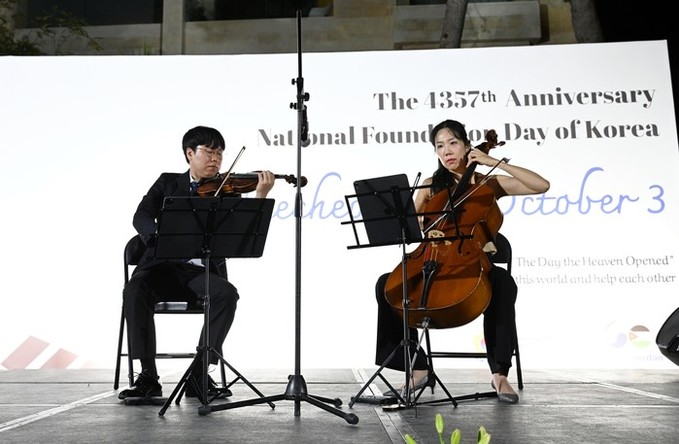고향의 봄 연주하는 일라이나이 피아노...