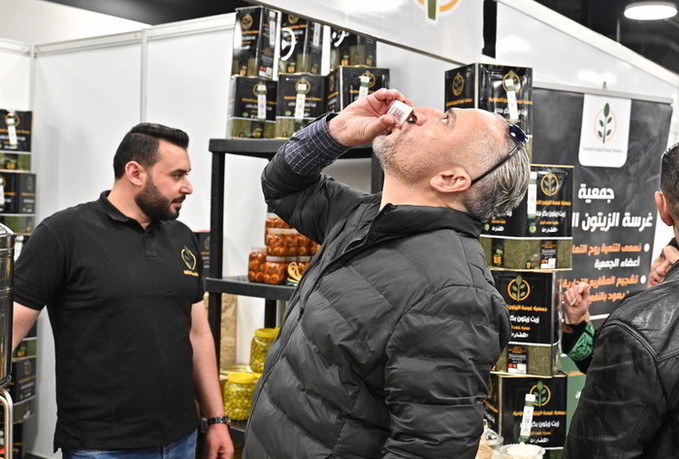 올리브유 원샷하는 남성