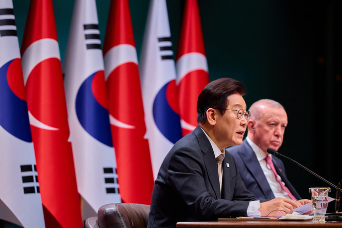 이 대통령 지지율 60% 집계… "국정수행, 외교 잘한다"