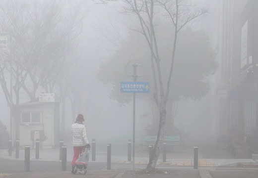 [오늘 날씨]찬 공기 남하에 기온 '뚝'…동해안 대기 건조