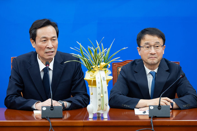 청와대 '1기 참모진' 개편 초읽기… 우상호-김병욱 지방선거 출마 가닥