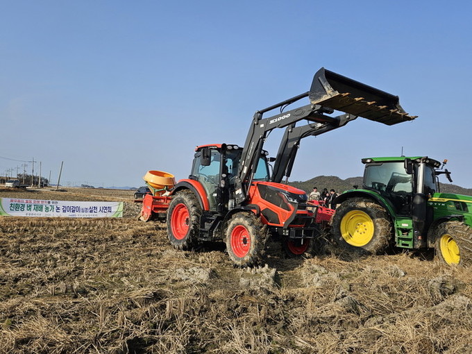 진도군, ‘왕우렁이 월동 방지 논 깊...