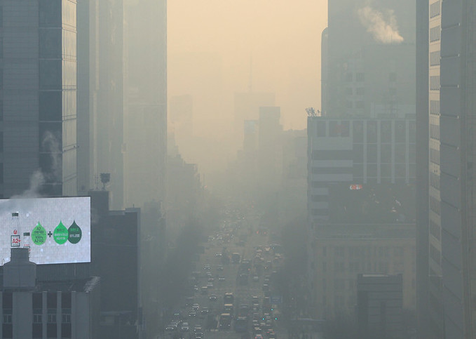 [내일 날씨] 뿌연 하늘 속 봄 기운 성큼… 낮 최고 17도 '포근'