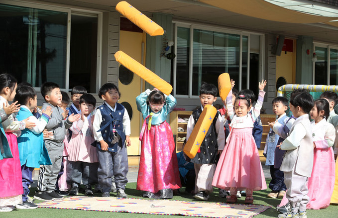 [오늘 날씨] 설 연휴 첫날, 봄 기운 살랑… 뿌연 하늘, 미세먼지 '나쁨'