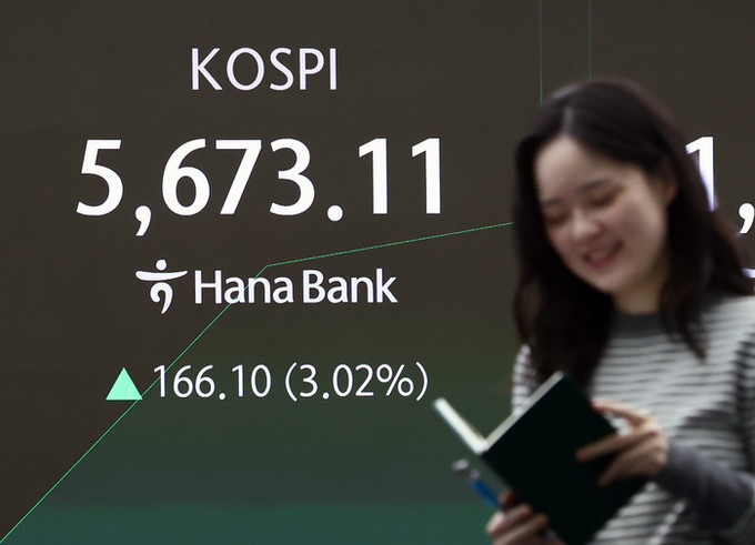 설 연휴 숨고르기한 코스피, 2% 넘게 급등… 사상 첫 5600 돌파