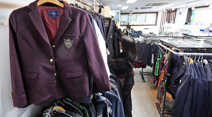 '등골휘는' 교복값 확 내린다… 티셔츠·바지 등 품목별 상한가 결정