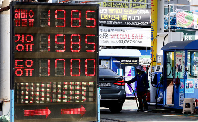 국제유가 결국 배럴당 100달러 돌파… '2000원' 휘발유값 들썩