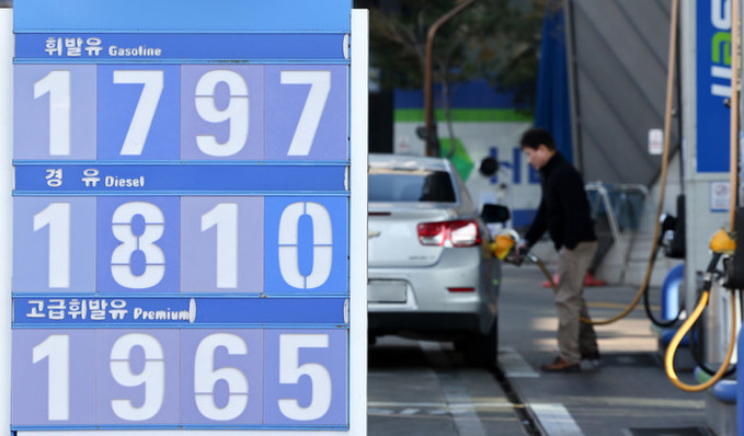 석유 최고가격제 시행 첫날… 전국 휘발유·경유 1800원대 하락