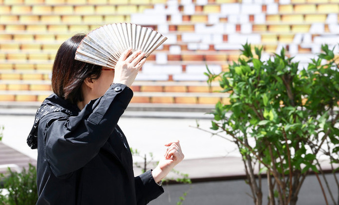 [내일 날씨] 비 그치고 다시 초여름 더위… 주말 낮 최고 28도