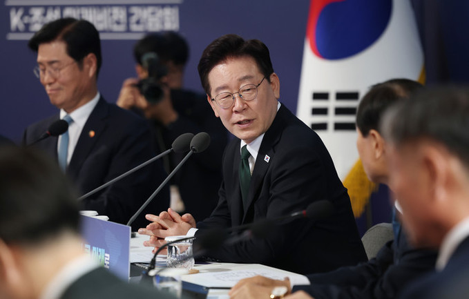 이 대통령, 스승의날 메시지 "교육 전념할 수 있는 환경 만들 것"