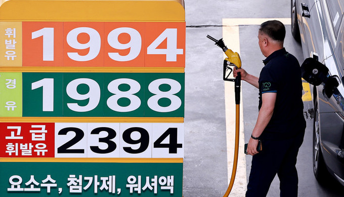 국제유가 호르무즈 재개 기대감에 급락… '2000원' 휘발유값 내리나