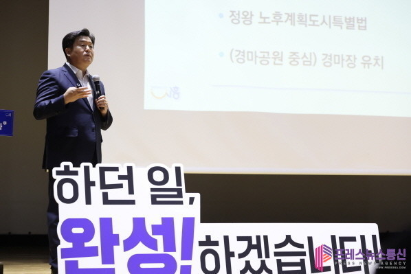 [포토뉴스] 시민 목소리에 귀 기울인 임병택 시흥시장… 시민경청회 첫날 ‘열띤 소통’