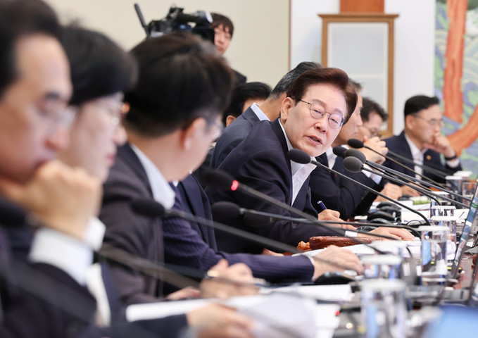 이 대통령 "호르무즈 해협서 한국 선박 두척 빼고 빠져나와"