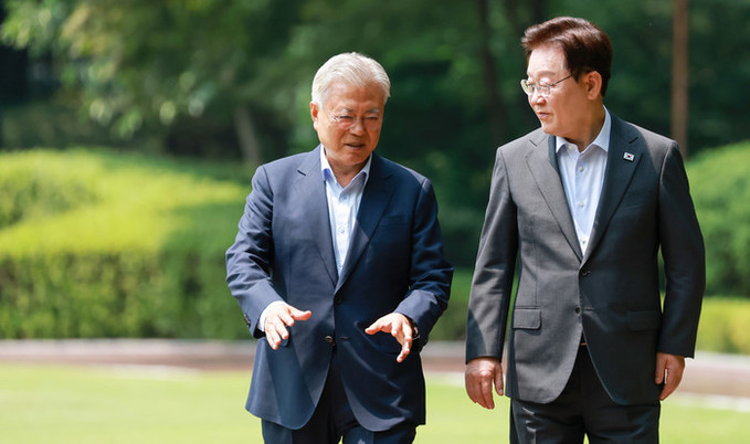 이 대통령, 문재인 전 대통령과 오찬… "내부단합·외연확장 조화롭게"