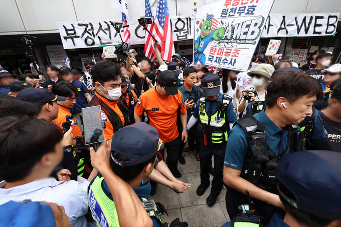 '봉쇄 개표소' 국조특위 현장조사… 잠실 개표소 시위 참가자 충돌