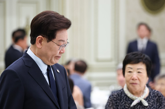 이 대통령 지지율 43.3% 취임 후 최저치… "더 빠지면 안 된다"
