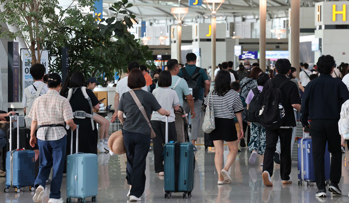 "노숙인 샤워하고 빨래" 인천공항 퇴거 조치… 인권단체 반발