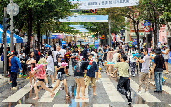 [오늘 날씨] 낮 최고 34도 무더위 계속... 동해안·경상권 비