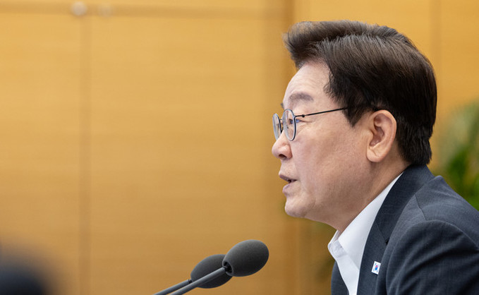 이 대통령 지지율 44% 취임 후 최저치… 첫 '데드크로스'