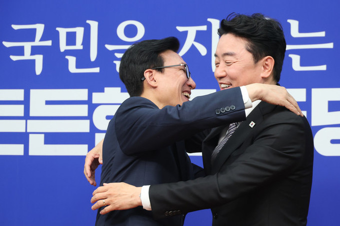 김민석, 취임 첫날 청와대 강훈식과 포옹… "벽이 없는 당청 소통"
