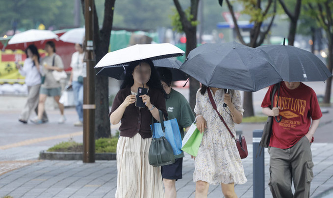 [오늘 날씨] 서울·대전·전남 최대 60㎜ 강한 비… '최고 33도' 무더위 계속