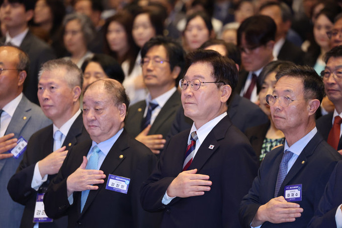 이 대통령, 세제개편안 후퇴 지적에… “강남 집값 왜 급락했나”