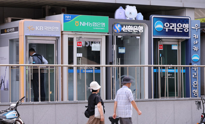 "연차 쓰고 은행 가야 하나" 내년 4월부터 영업시간 30분 단축