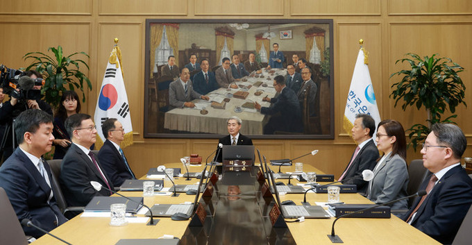 한은, 기준금리 연 3.00% 동결… 다음달 추가 인상 가능성